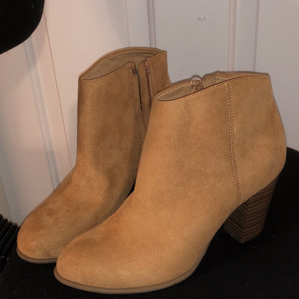 Beige booties/ankle boots! Like new (Old Navy)